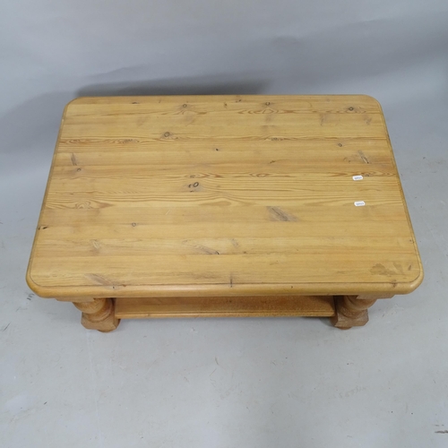 2292 - A pine 2-tier coffee table, 88cm x 47cm x 60cm