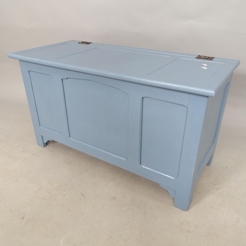 2556 - A modern painted wooden blanket box, 91cm x 52cm x 43cm