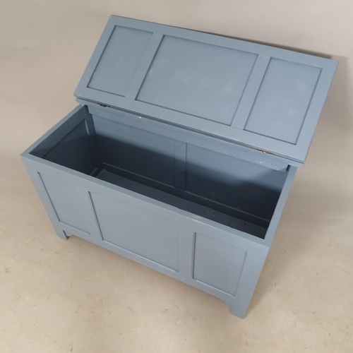 2556 - A modern painted wooden blanket box, 91cm x 52cm x 43cm