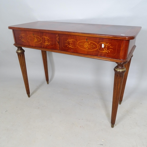 2600 - A reproduction mahogany and satinwood strung console table, with 2 fitted drawers, inlaid floral dec... 