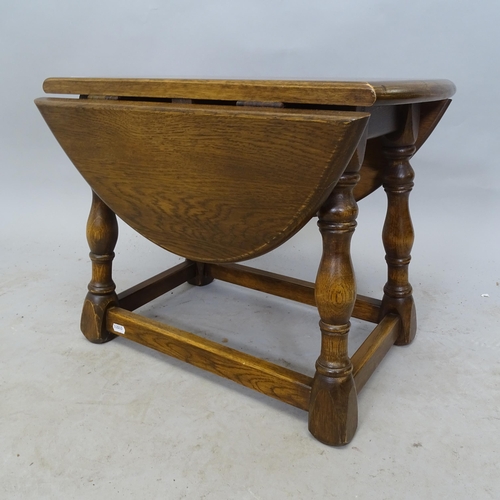 2637 - A small oak oval drop leaf occasional table, 50cm x 40cm x 30cm