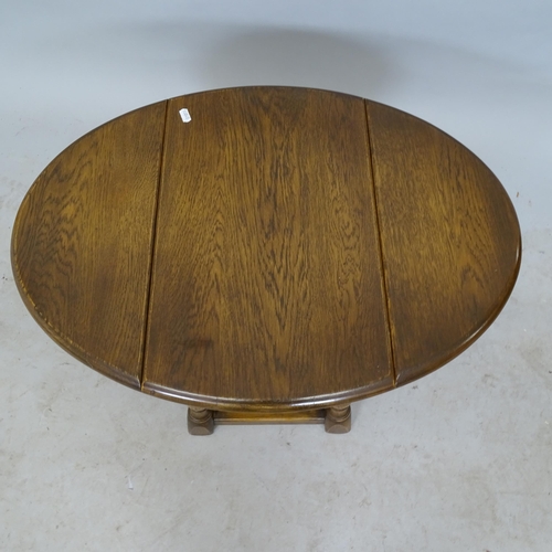 2637 - A small oak oval drop leaf occasional table, 50cm x 40cm x 30cm