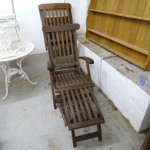 2762 - A pair of good quality teak steamer chairs, label for Teak House