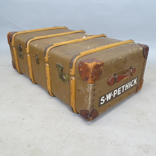 2772 - A Vintage trunk with tray-fitted interior, 91cm x 35cm x 55cm