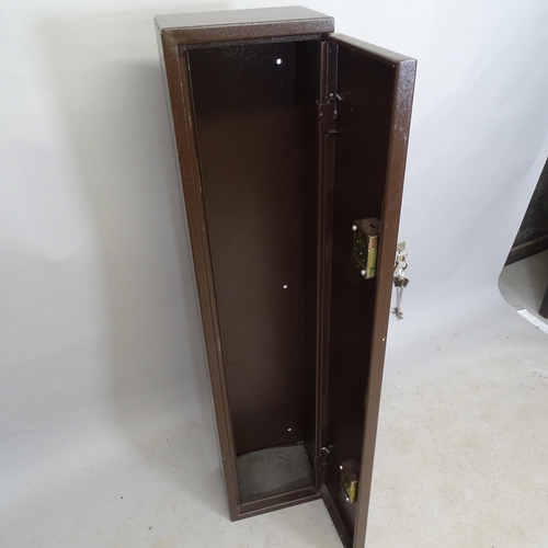 2777 - A painted metal gun cabinet, 29cm x 135cm x 20cm (with key)