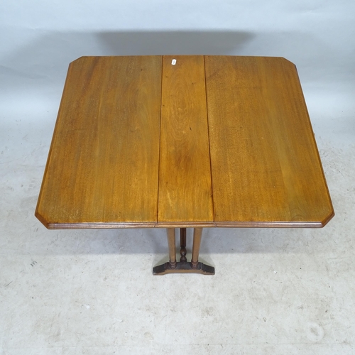 2784 - An Antique mahogany Sutherland table, 62cm x 62cm x 15cm