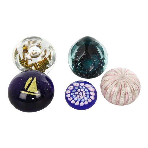 1112 - A group of paperweights, including Murano, Edward Hilton (5)