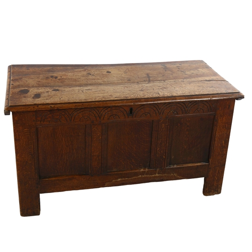 1123 - A small 18th century oak blanket chest with panelled front, length 98cm