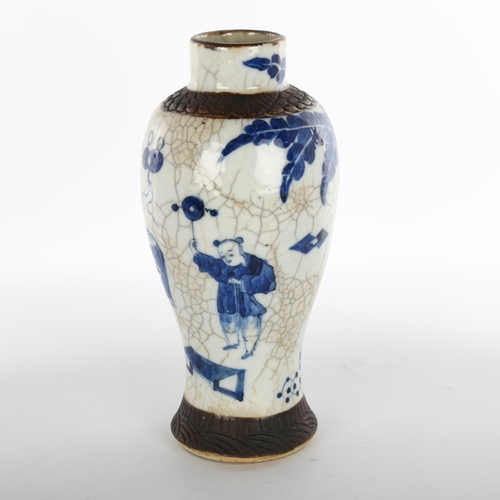 1135 - A Chinese blue and white crackle glaze porcelain vase, height 23cm