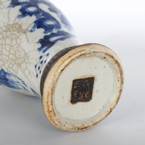 1135 - A Chinese blue and white crackle glaze porcelain vase, height 23cm