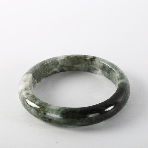 1147 - A Chinese green jade bangle, internal diameter 6.5cm, cased