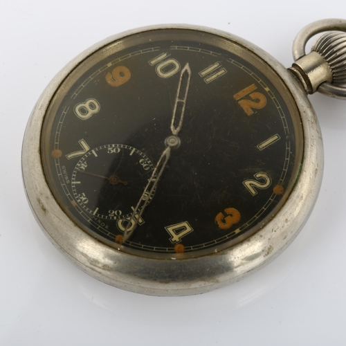 33 - A Second World War Period chrome plated RAF Observer's open-face keyless pocket watch, red. 6E/50, b... 