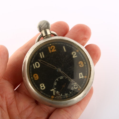 33 - A Second World War Period chrome plated RAF Observer's open-face keyless pocket watch, red. 6E/50, b... 