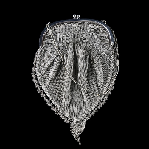 552 - An Art Deco silver plated mesh evening purse, with cable link chain, frame width 14cm