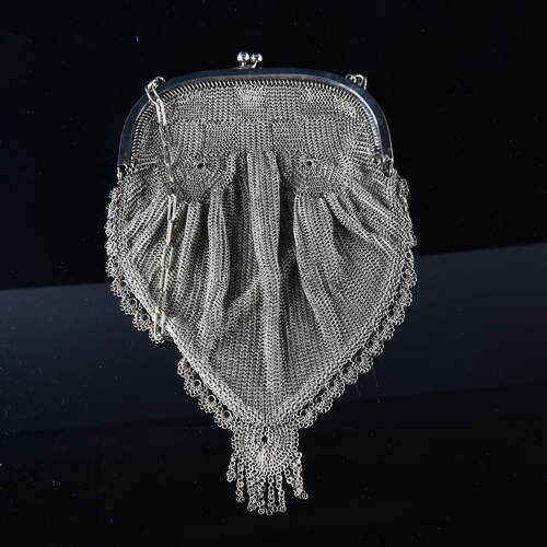 552 - An Art Deco silver plated mesh evening purse, with cable link chain, frame width 14cm