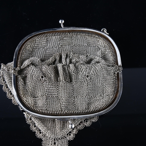 552 - An Art Deco silver plated mesh evening purse, with cable link chain, frame width 14cm