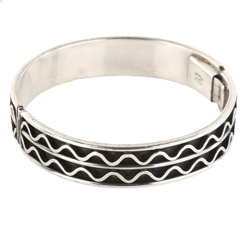 377 - BORGE MALLING JENSEN - a Danish modernist sterling silver geometric wave hinged bangle, band width 1... 