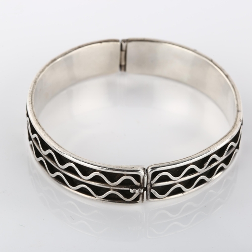 377 - BORGE MALLING JENSEN - a Danish modernist sterling silver geometric wave hinged bangle, band width 1... 