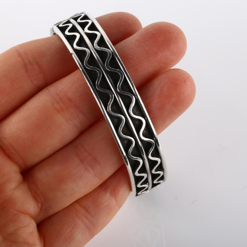 377 - BORGE MALLING JENSEN - a Danish modernist sterling silver geometric wave hinged bangle, band width 1... 