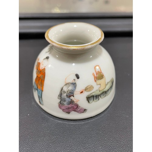 1198 - A Chinese white glaze porcelain inkwell, with hand painted figures, diameter 5.5cm