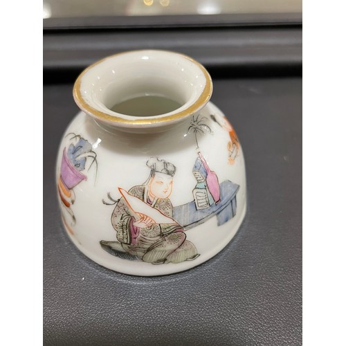 1198 - A Chinese white glaze porcelain inkwell, with hand painted figures, diameter 5.5cm