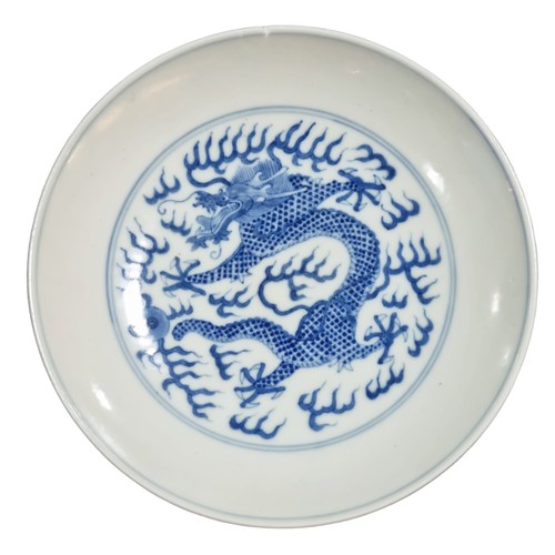 1192 - A Chinese blue and white porcelain dragon dish, 6 character mark, diameter 17cm