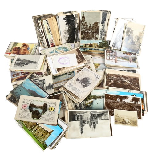 100 - A collection of early 20th century postcards, including topographical