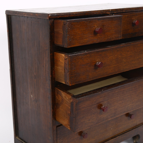 53 - A crossbanded oak table-top chest of 5 drawers, on bracket feet, width 34cm, height 40cm