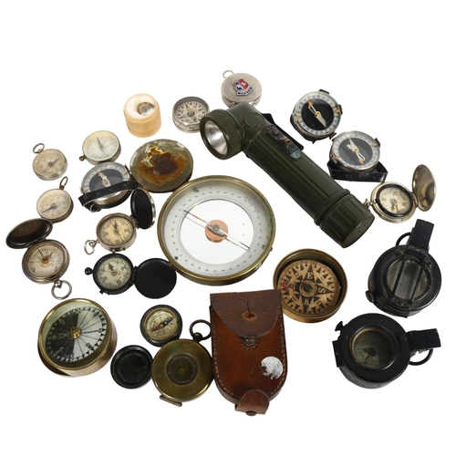 256 - A selection of Vintage compasses, including WWII T.G. Co Ltd 1939 Mk III, T.G. Co Ltd London 1942 Mk... 