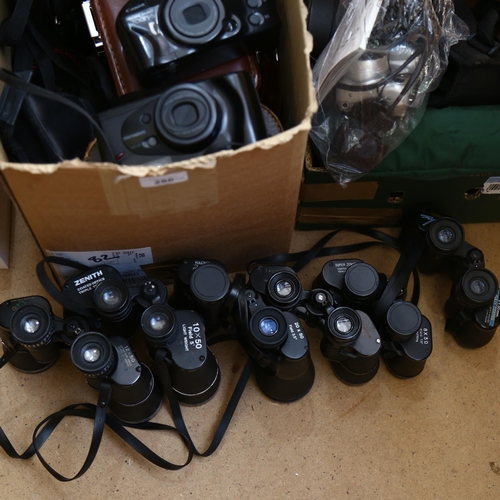 286 - A quantity of various Vintage cameras and binoculars (2 boxes)