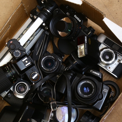 289 - A quantity of various Vintage cameras, including various lenses and accessories, Petri, Yashica, Kon... 