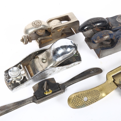 333 - A quantity of Vintage smoothing or moulding planes, including Stanley knuckle joint leber cap lock w... 