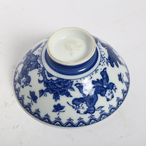 726 - A Chinese porcelain blue and white bowl on foot, with design of figures, diameter 12cm