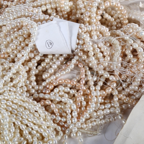 1027 - A large quantity of pearl necklaces