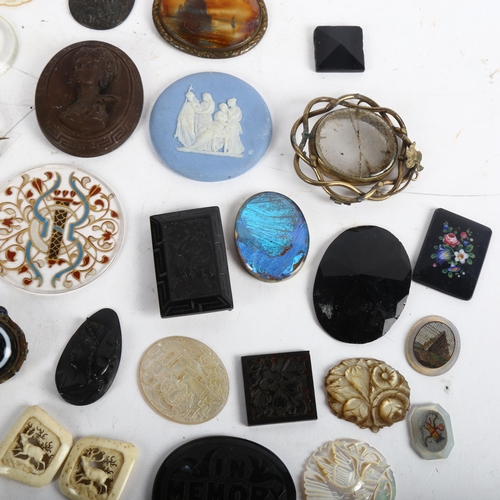 1068 - A tray of various stones, to include jet, banded agate, mother-of-pearl cameo etc