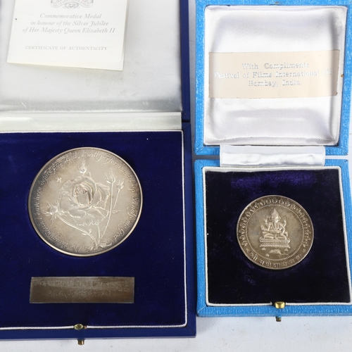 1076 - A silver commemorative medal in honour of the Silver Jubilee Queen Elizabeth II, with certificate nu... 