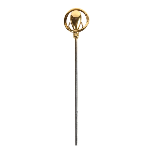 1089 - CHARLES HORNER - an Art Nouveau 9ct gold hat pin, with stylised finial, hallmarks for Chester 1909