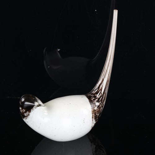 154 - VICKE LINDSTRAND for Kosta, a 1951 design glass bird, 3 line acid stamp - Lind.Strand, Kosta, Lf1 (l... 