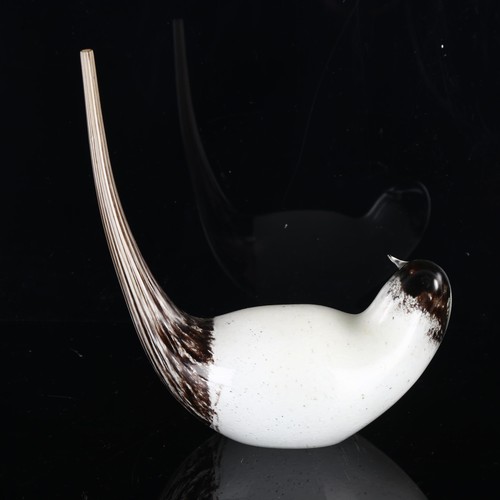 154 - VICKE LINDSTRAND for Kosta, a 1951 design glass bird, 3 line acid stamp - Lind.Strand, Kosta, Lf1 (l... 