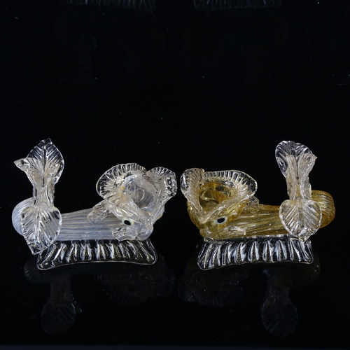 285 - A pair of Venetian Murano glass gurgle fish design menu card holders in the style of Salviati, 1 in ... 