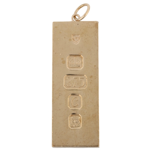 1147 - A 9ct gold ingot pendant, maker's marks JGG, hallmarks London 1977, pendant height excluding bale 46... 