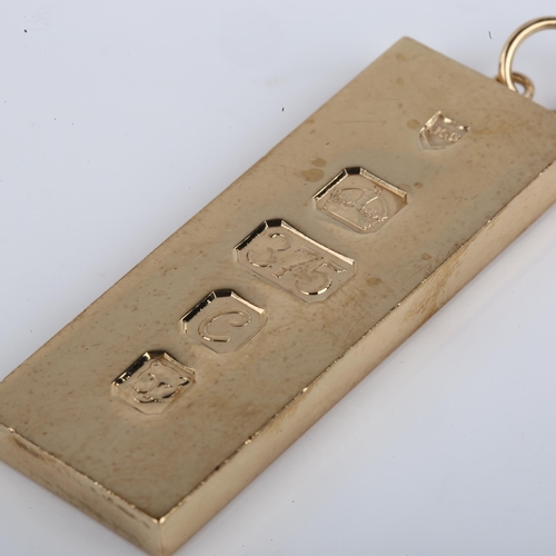 1147 - A 9ct gold ingot pendant, maker's marks JGG, hallmarks London 1977, pendant height excluding bale 46... 