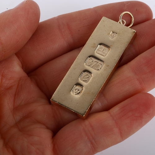 1147 - A 9ct gold ingot pendant, maker's marks JGG, hallmarks London 1977, pendant height excluding bale 46... 