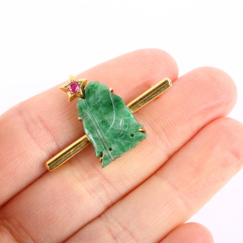 1166 - A Taiwanese jade and ruby Shou Lao bar brooch, gold settings, brooch length 36.8mm, 4.9g