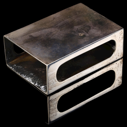 1689 - An Edwardian silver matchbox holder, by William Comyns, hallmarks Birmingham 1909, 8cm x 5cm, 2.8oz