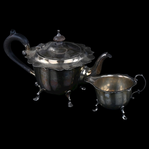 1726 - A George V silver 2-piece bachelor's tea set, comprising teapot and cream jug, circular-shaped form ... 