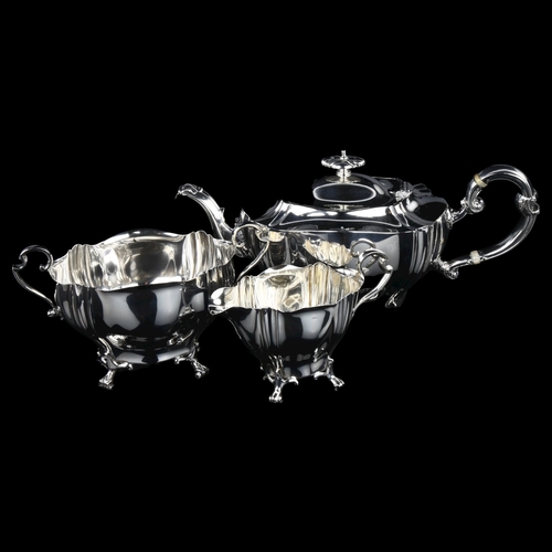 1731 - An Edwardian silver 3-piece tea set, comprising teapot, 2-handled sugar bowl and cream jug, oval-sha... 