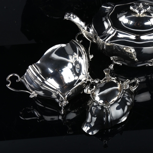 1731 - An Edwardian silver 3-piece tea set, comprising teapot, 2-handled sugar bowl and cream jug, oval-sha... 