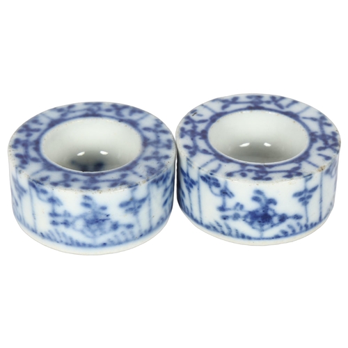 114 - A pair of Chinese design blue and white brush washers of small size, diameter 5cm, height 2.5cm