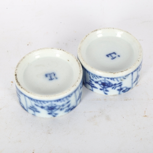 114 - A pair of Chinese design blue and white brush washers of small size, diameter 5cm, height 2.5cm